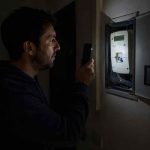 uomo controlla contatore luce